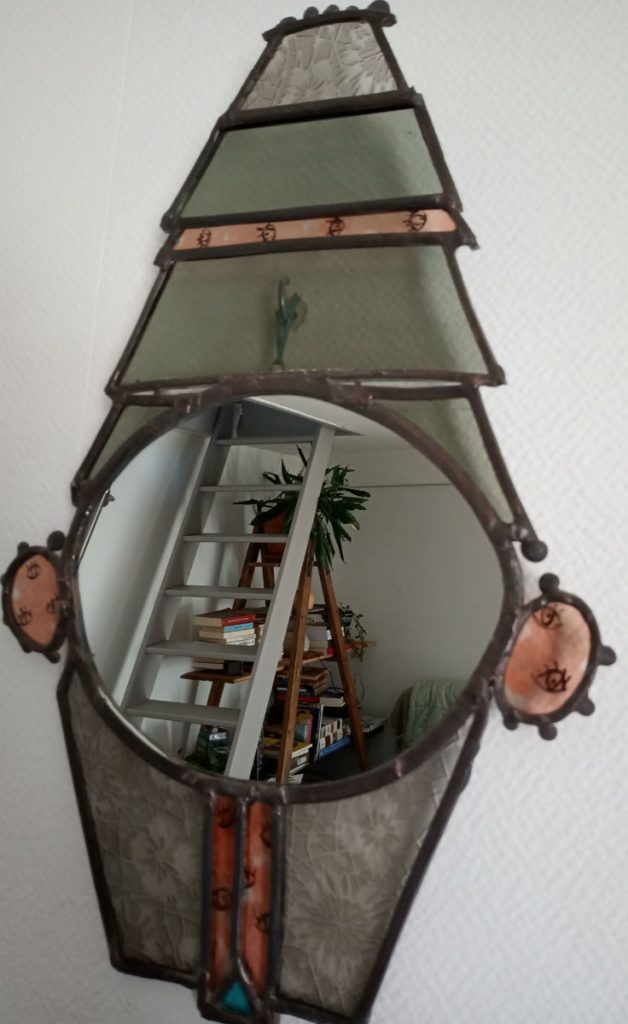 miroir vitrail artisanal. Gris et rouge