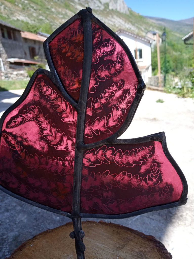 Plante en verre, Fougère. Et coeur en peinture. vitrail fabrication artisanale sur verre 