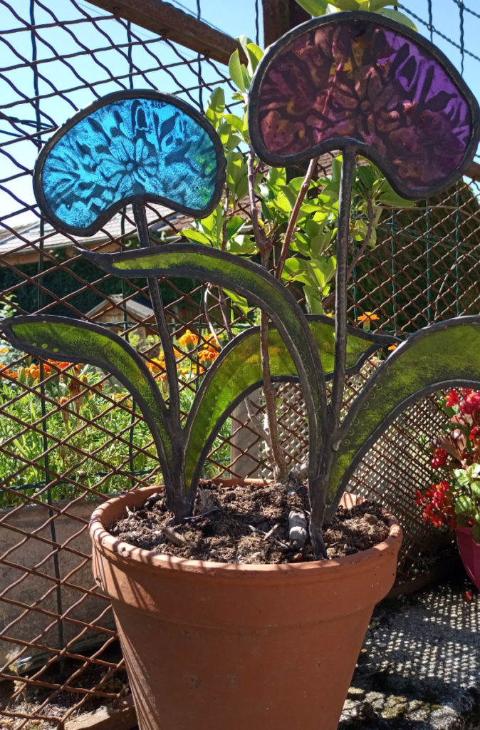 agapanthes en verre vitrail et peinture sur verre. Fabrication artisanale fleurs verre