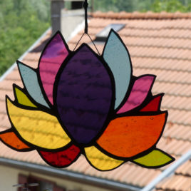 fleur de lotus en verre façon vitrail. Création artisanale