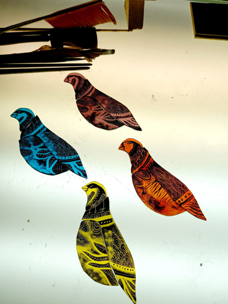 peinture sur verre oiseaux perdrix artisanat d'art local pour une consommation éco-responsable et durable